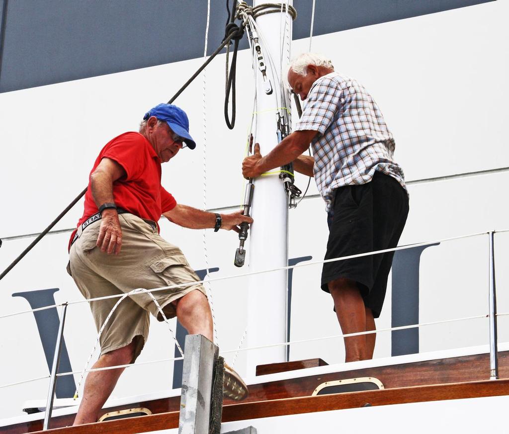 Chris Bouzaid and Peter Shaw drop the rig back into Rainbow II © Alan Sefton